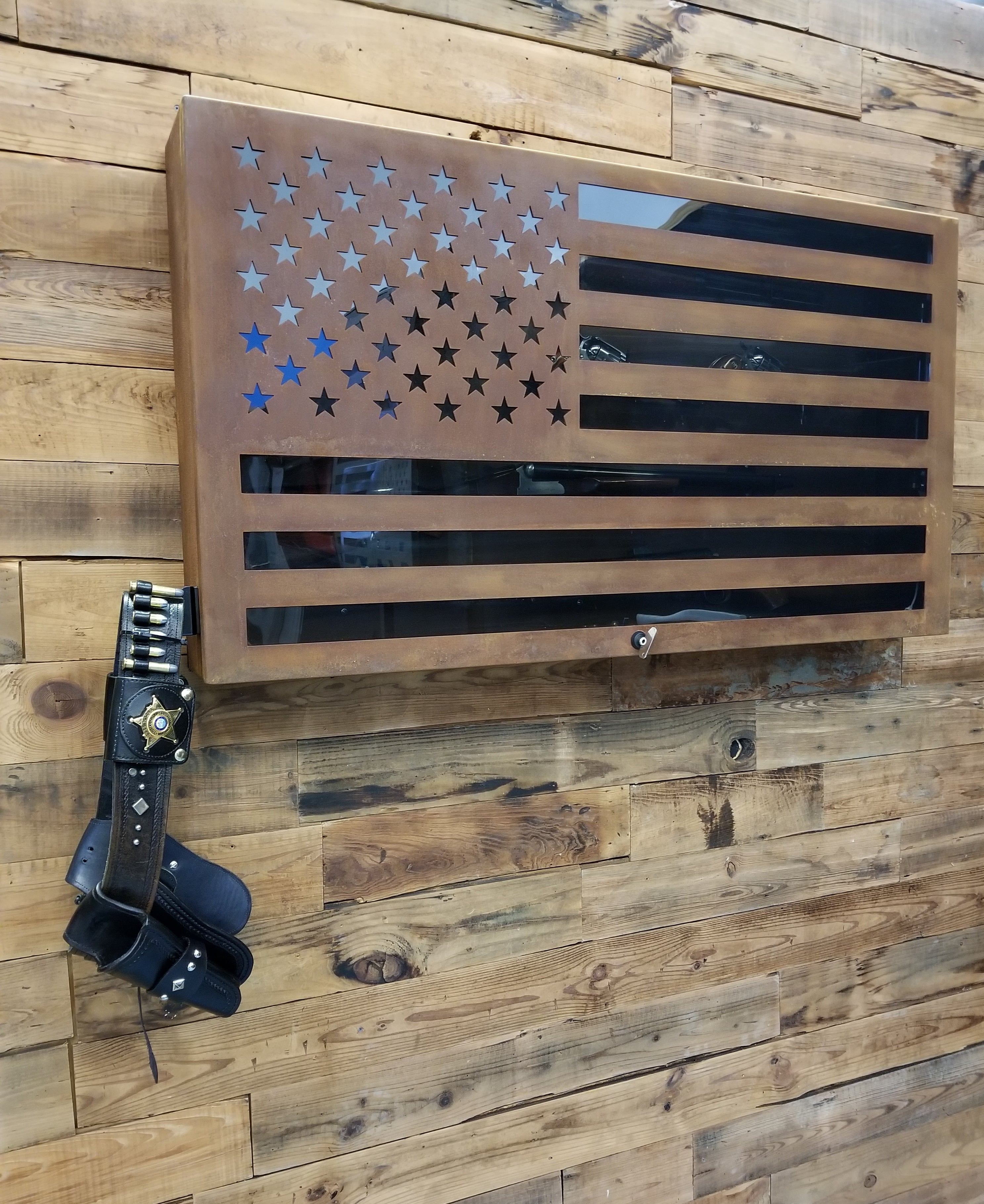 RUSTIC AMERICAN FLAG WALL SAFE – Freeman USA
