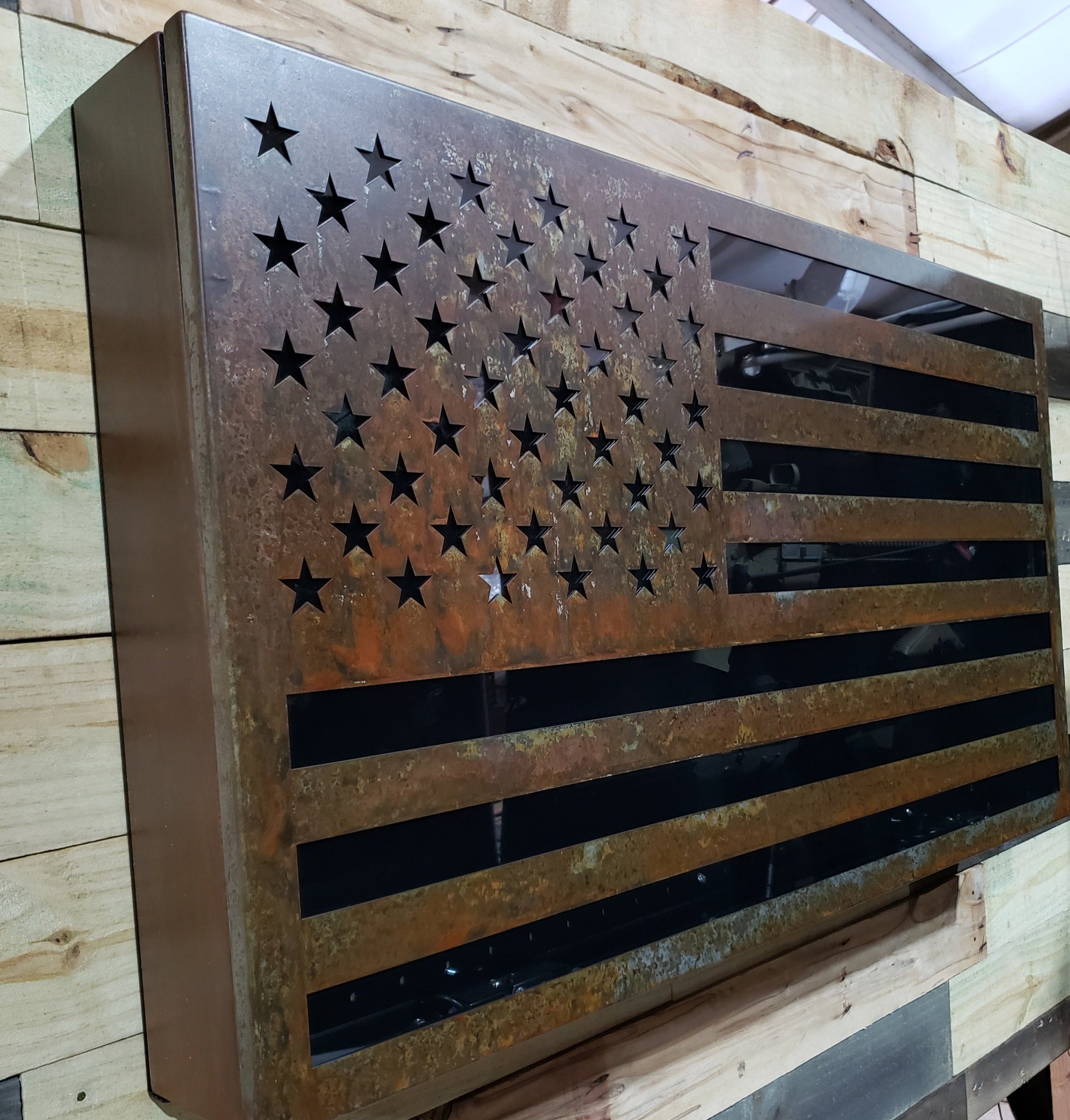 RUSTIC AMERICAN FLAG WALL SAFE – Freeman USA